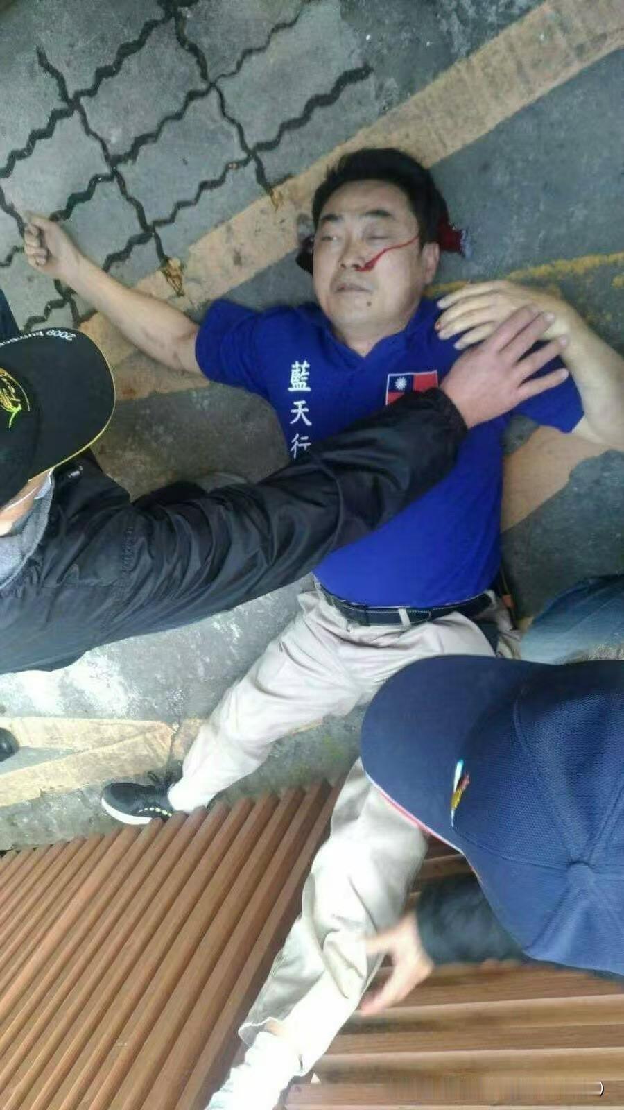 这应该就是缪德生上校摔下立法院后的遗照了。蔡英文当局强力推动军人年金改革，大幅削