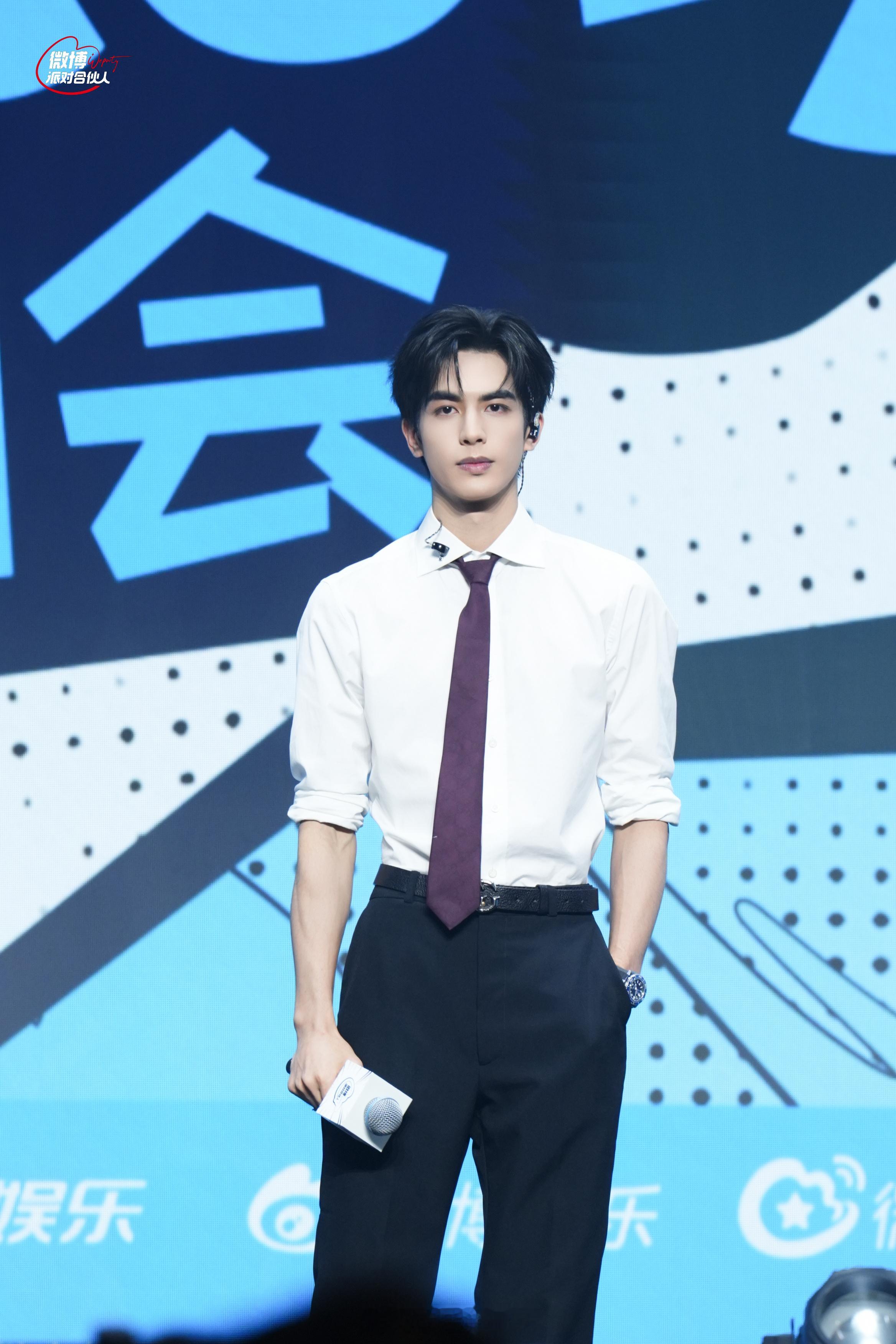 Gucci贵公子宋威龙  见面会上一身白色衬衫造型，一出场就惊艳全场！利落剪裁凸