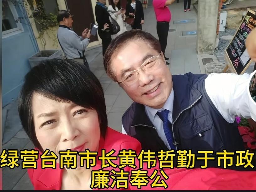 黄智贤前脚夸她哥哥，后脚夸高苗。谁都知道她哥就是深绿，而那个高苗是啥人，大家都心