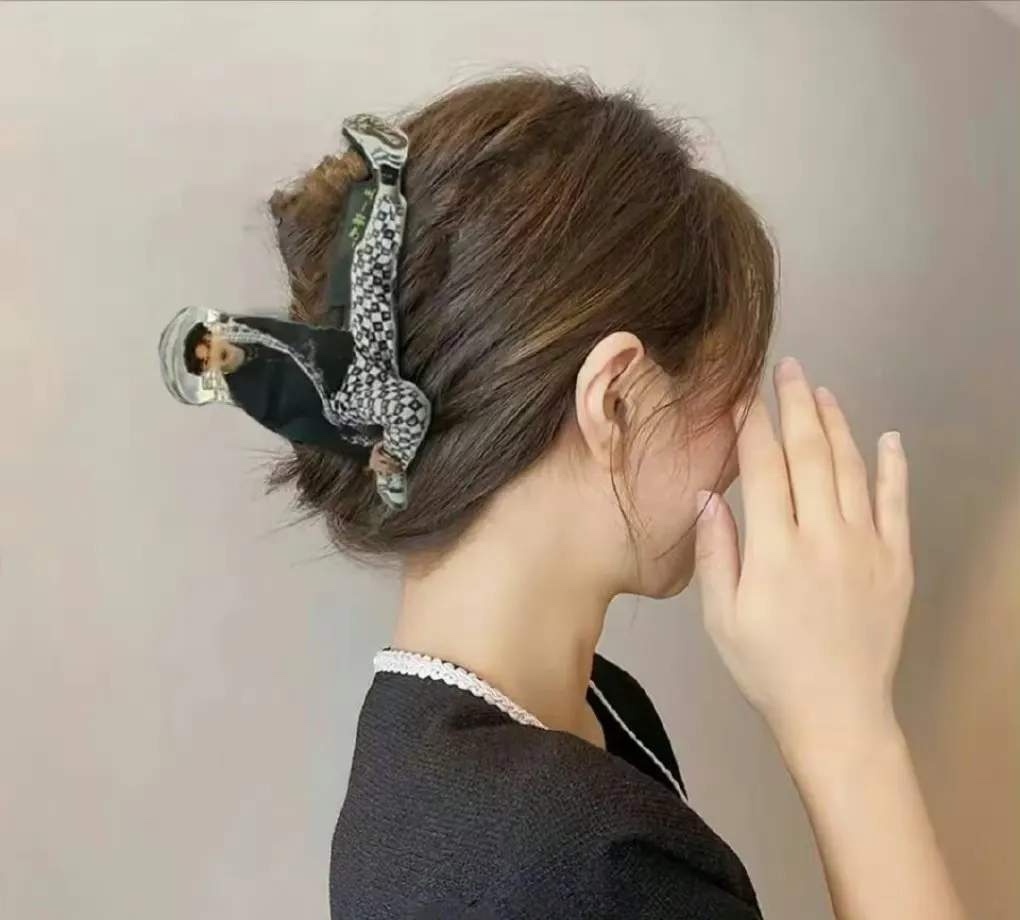 #王一博鲨鱼夹#王一博又以奇奇怪怪的方式出圈了，但不得不说这个鲨鱼夹看起来好像挺