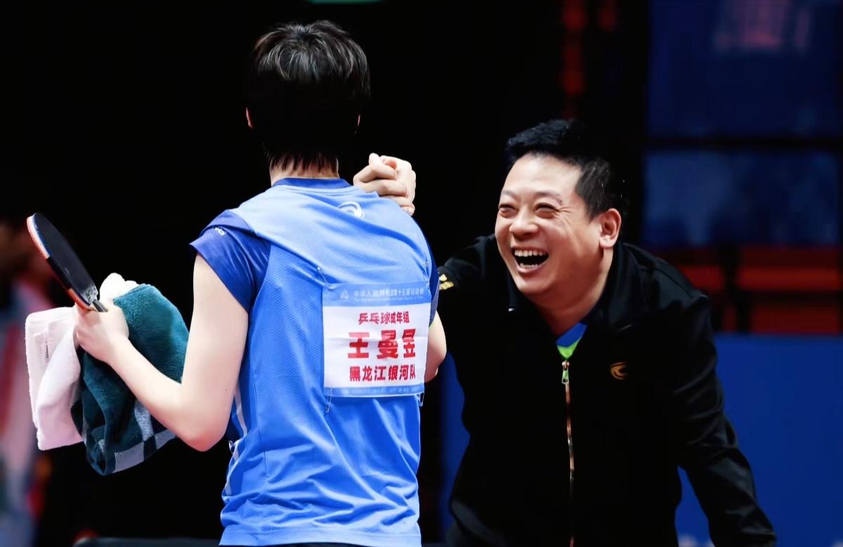 不追名利只走心！十年苦守，他让差点退役的女孩横扫赛场！
 
王曼昱的金牌，一半挂