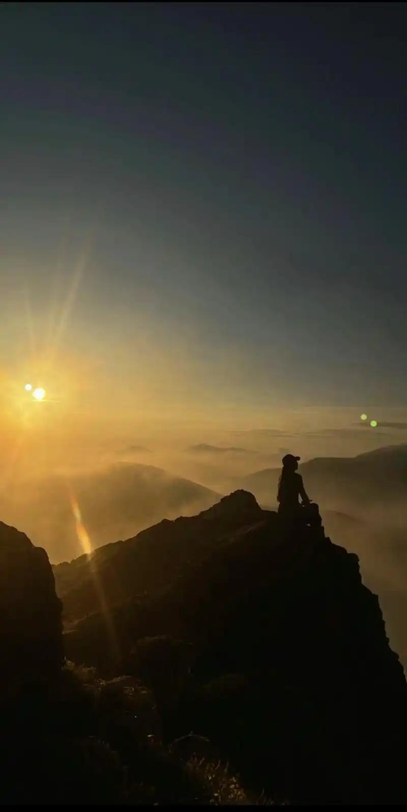 下联：山顶赏风光。