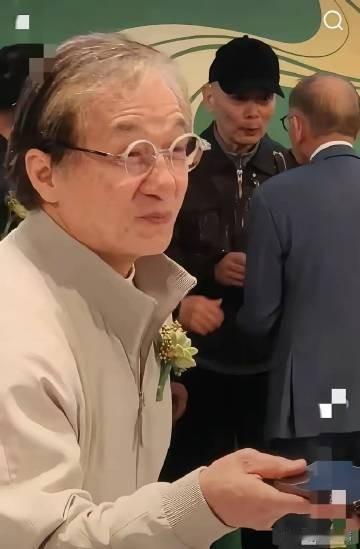 岁月无情，但成龙大哥依然在奔跑！🌟 70岁的他，白发苍苍却依旧敬业，满脸的皱纹