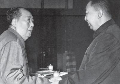 1975年，毛主席听说功德林里还有十几个顽固的国民党战犯时说：“关地这么久了，再