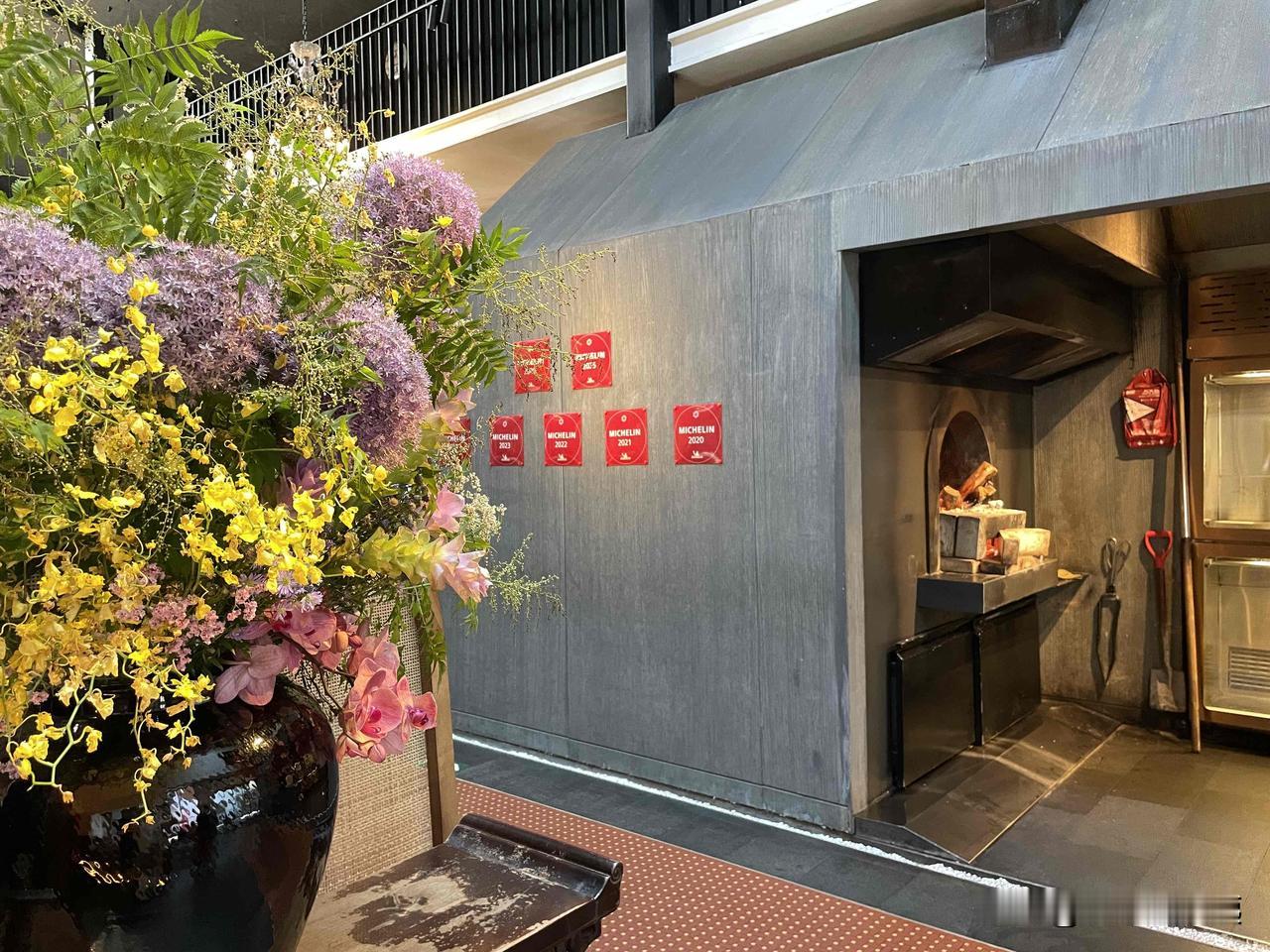 分享一张最近随手拍的照片孙子说他发现一家饭店还不错，约我们去吃饭。第一次到“拾九