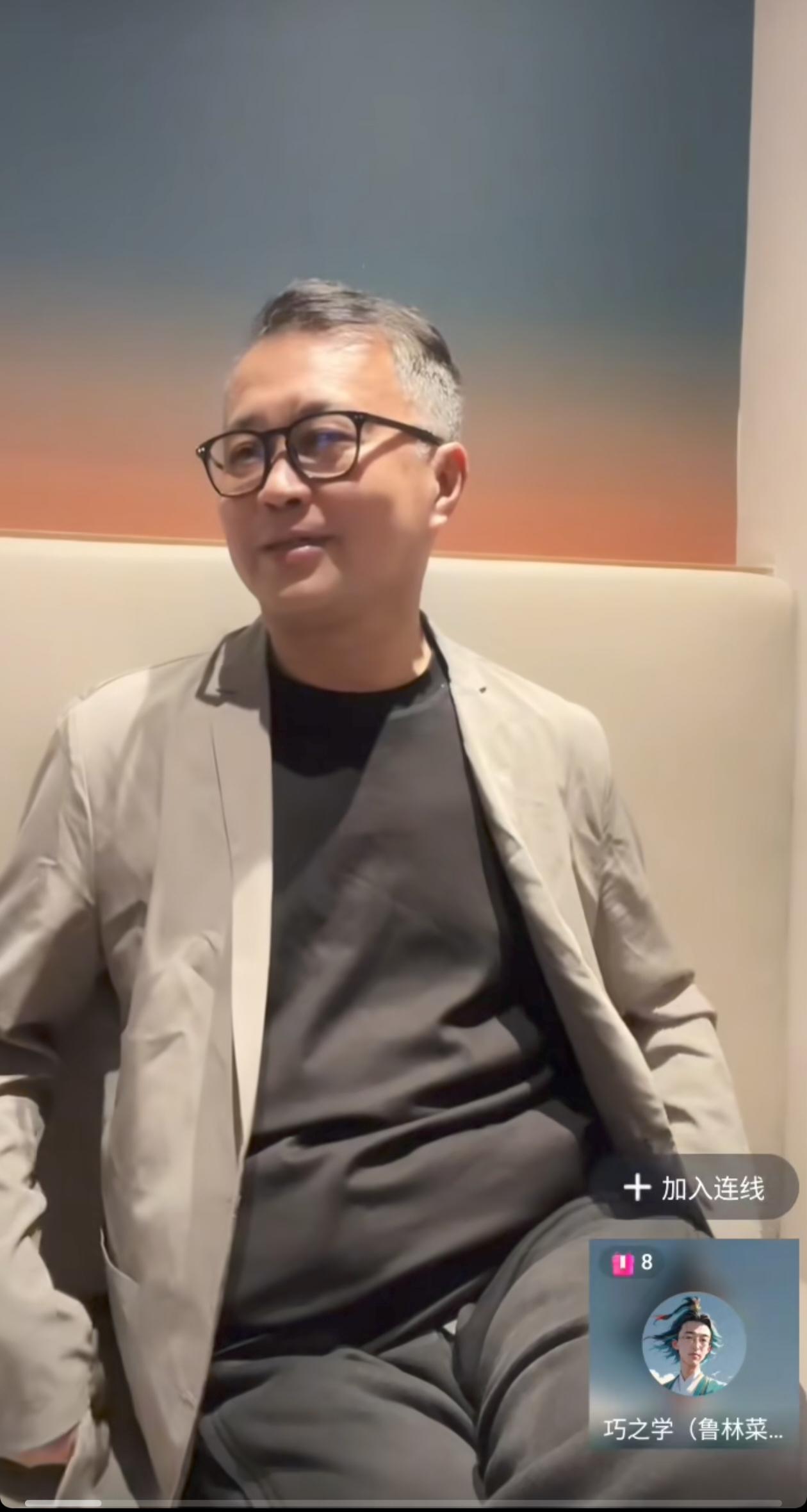 沈巍老师摇身一变，成为最帅的模样，愈发有教授的风范了。正所谓“人靠衣装马靠鞍”，