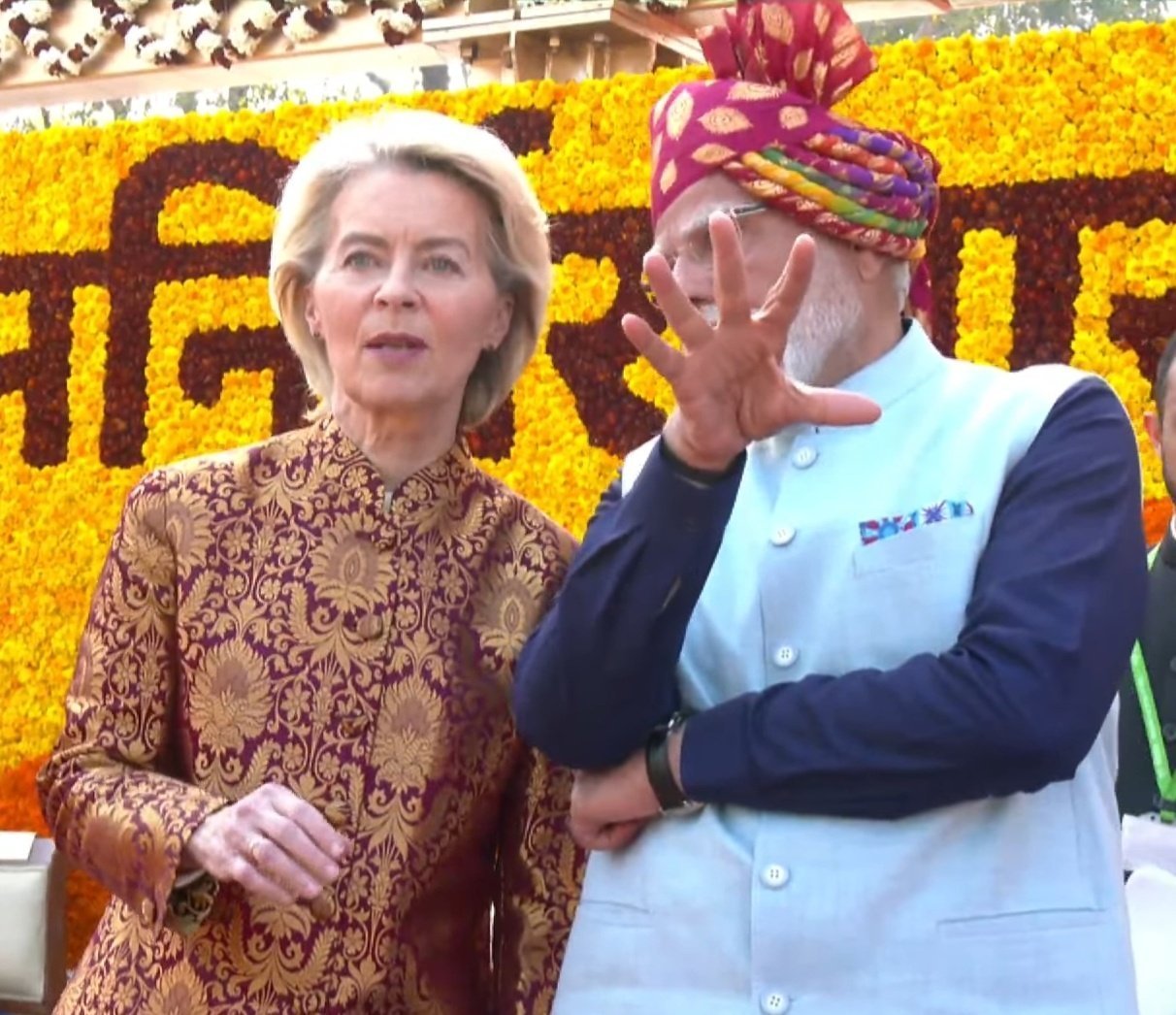 冯德莱恩观看印度阅兵猜测一下，莫迪对冯德莱恩说什么？ 