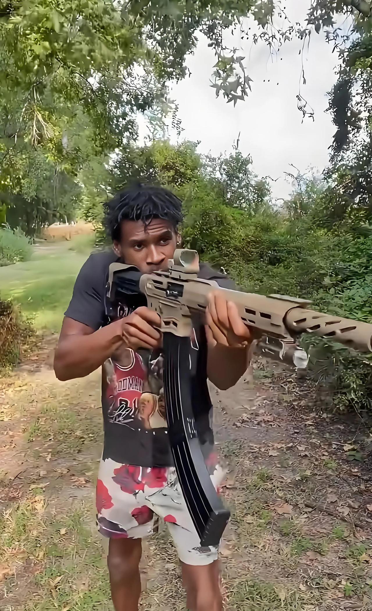 请教一下，这是什么枪？弹夹居然可以拼接！