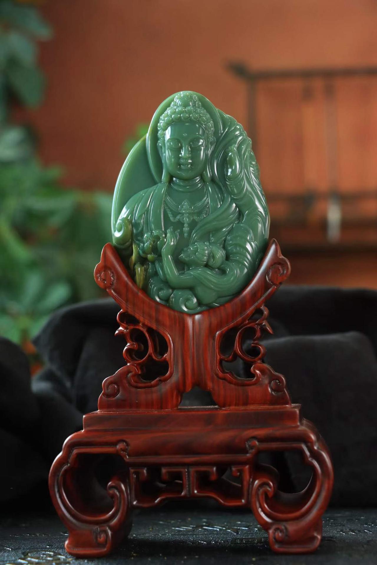 〈碧玉·普渡众生·小摆〉

特色精品❤️和田玉老坑碧玉，油性十足。俏色巧雕，精工