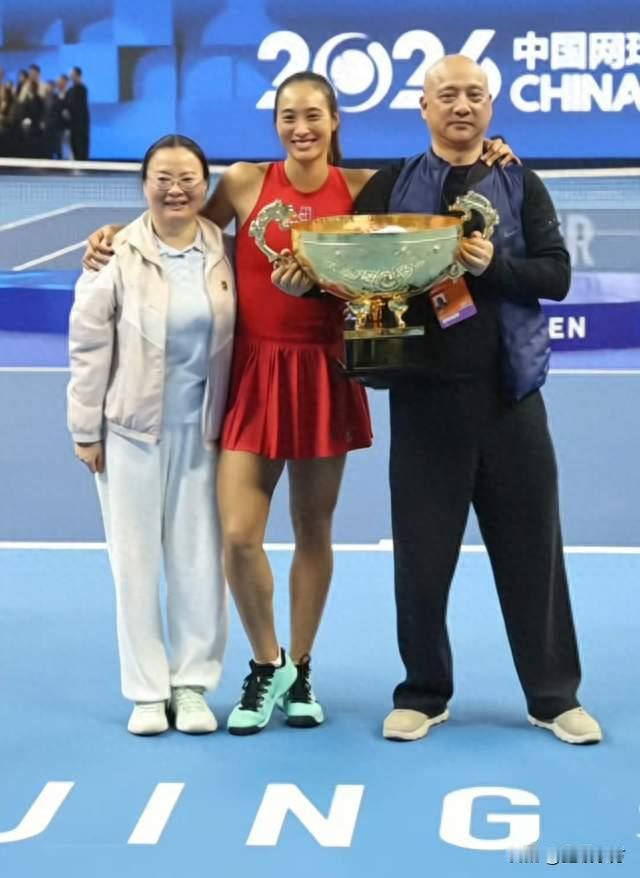 🏆笑疯！郑钦文中网夺冠名场面，帮爸爸摘帽的动作也太接地气了
