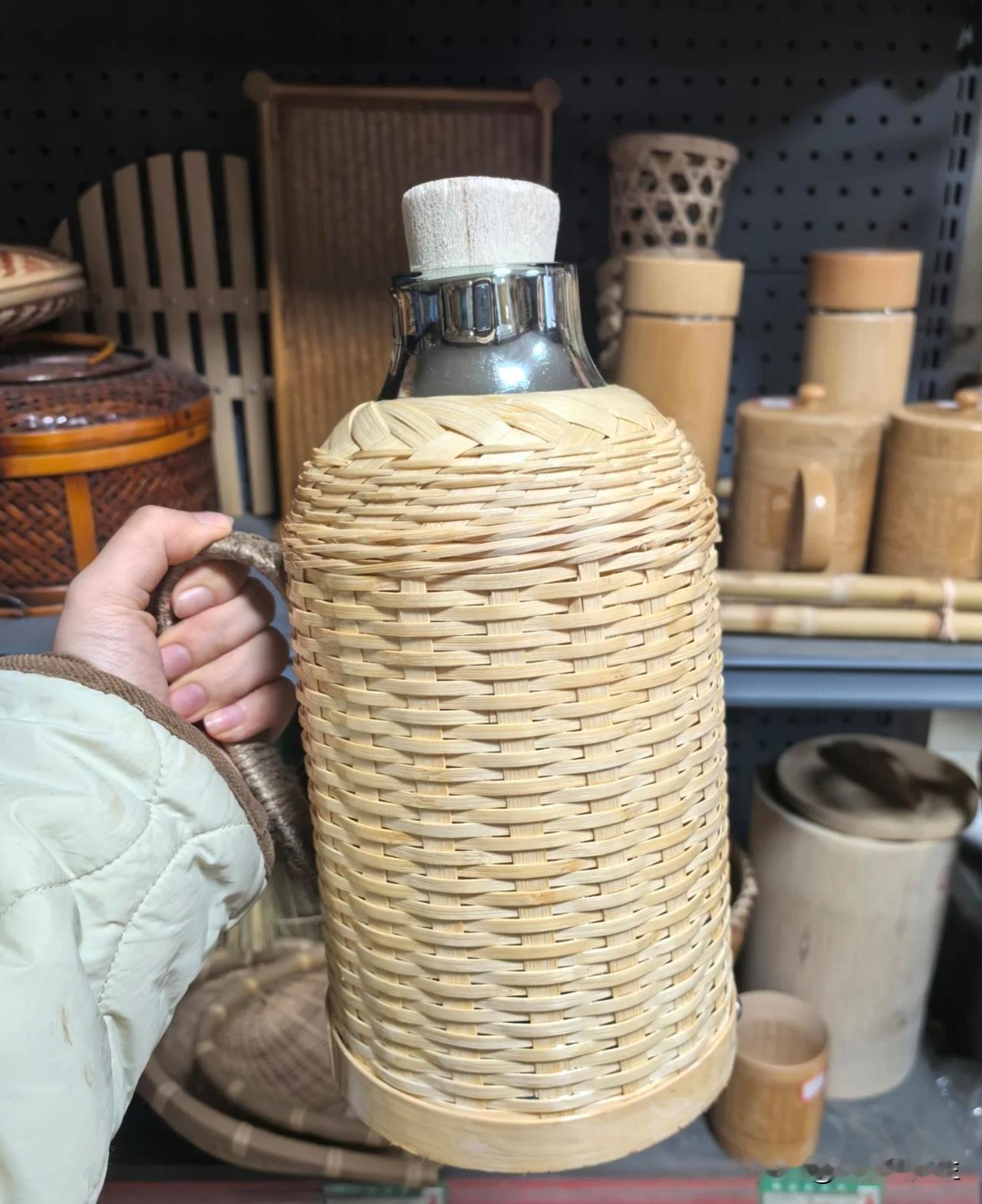 这位老师傅

压根没认出大明星

任贤齐来他店里转悠，挨个摸着竹编水壶看，老师傅