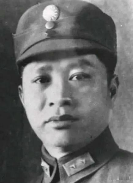 1912年，叶挺被迫娶了童养媳黄春，新婚夜，他被父亲警告：“给我好好圆房，给叶家