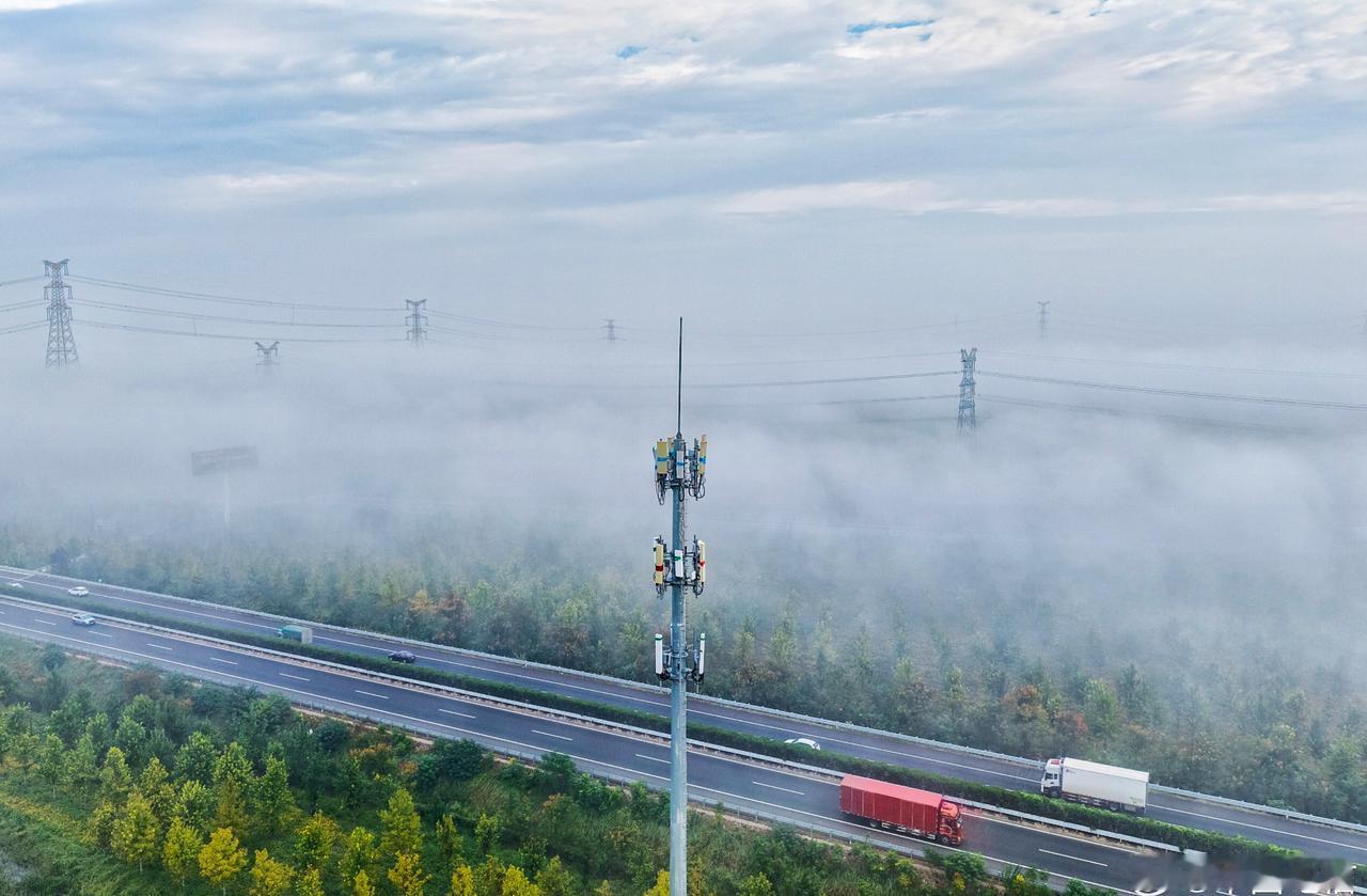 雾再浓，遮不住基站的挺拔；路再长，挡不住前行的脚步。新的一天，让电信信号陪您创造