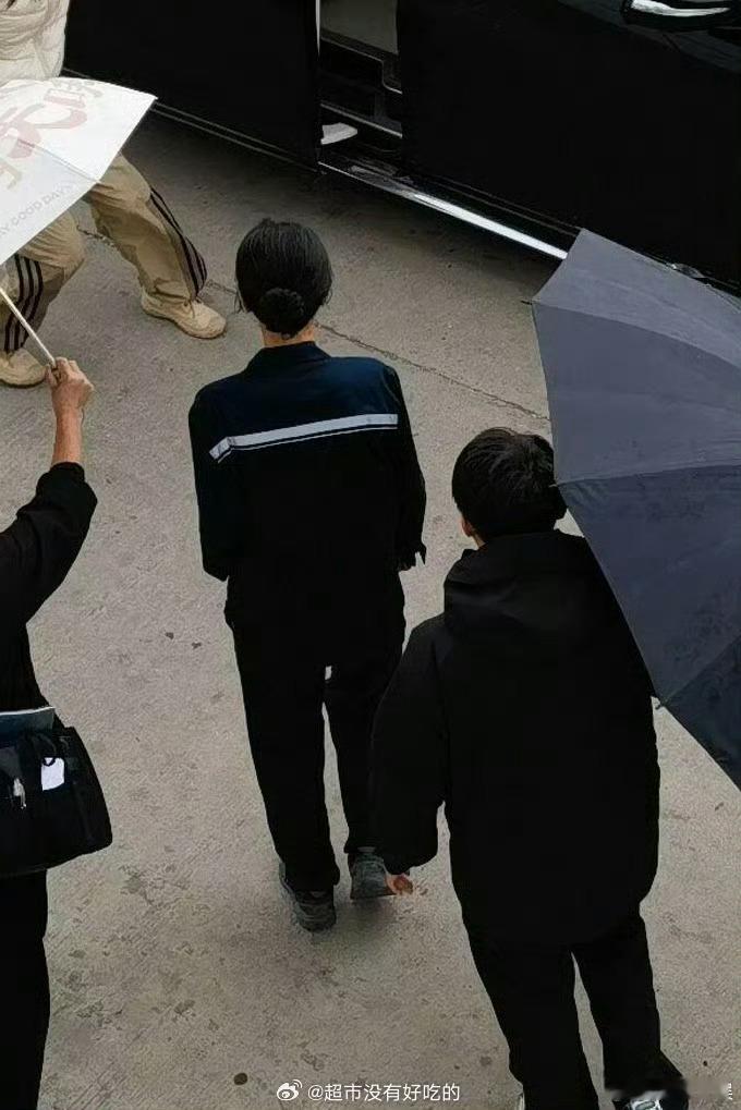 杨紫生命树背影路透杨紫白菊背影路透生图杨紫白菊背影路透生图，期待，[努力][努力