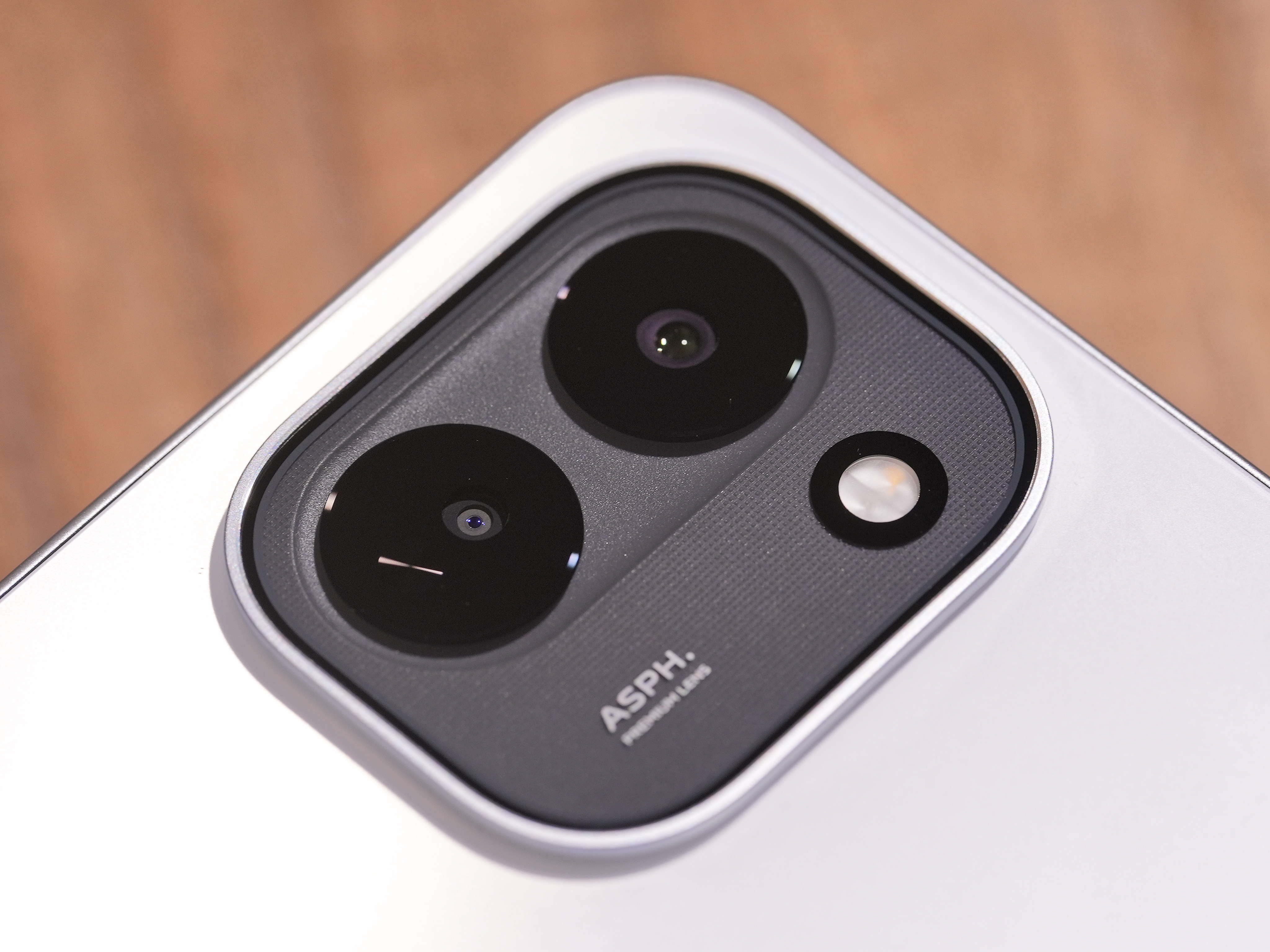 iQOO Z11天光白，设计蛮简约，当然这也是个实力选手，可以坐等发布了，妥妥的