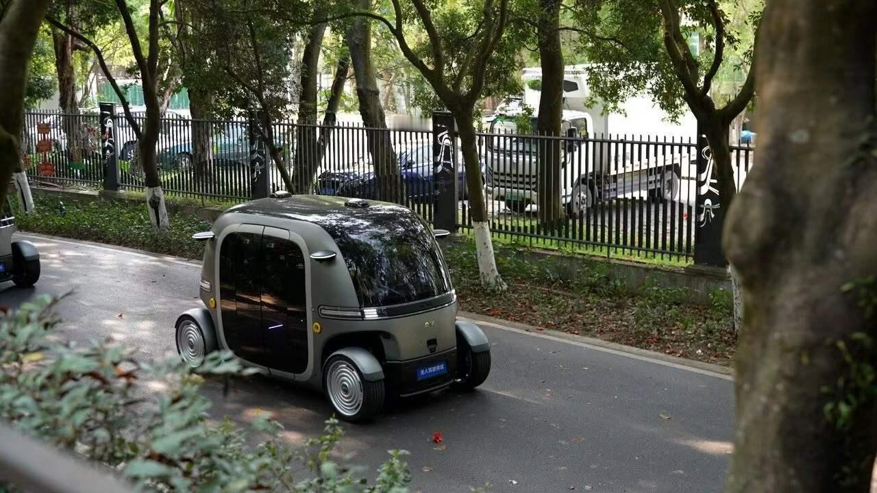 这就是未来城市无人驾驶汽车的模样么，还是有点好看。里面再装个机器人每天自动去卖咖