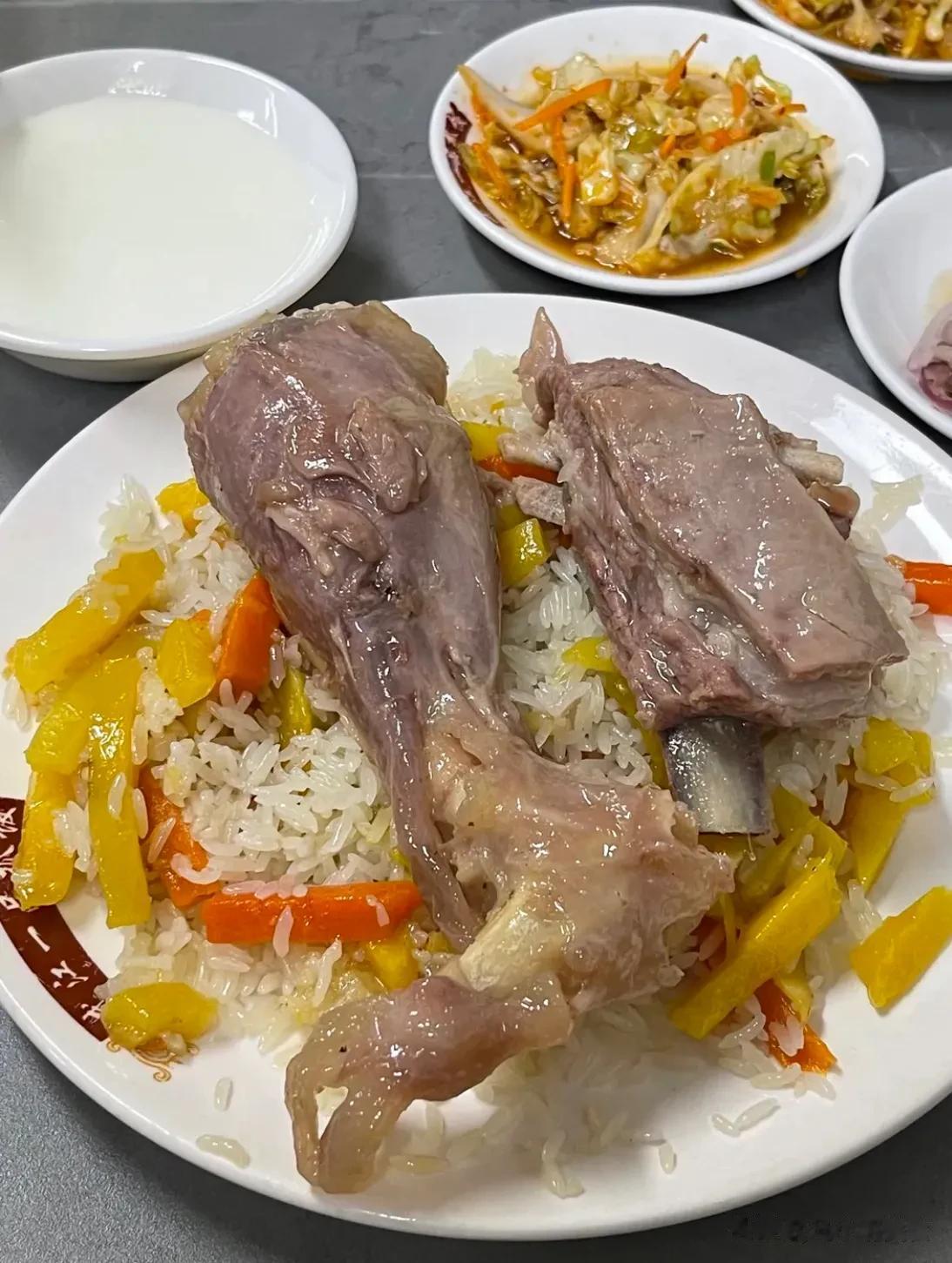 #乌鲁木齐头条# 卖完就关门？小臂大的羊腿子，脸一样大的羊排，小菜随便吃，这个馆