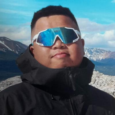 早年还在工地上搬砖、后厨里洗碗，后来靠着打游戏一年赚上千万元。结果刚满三十岁，反