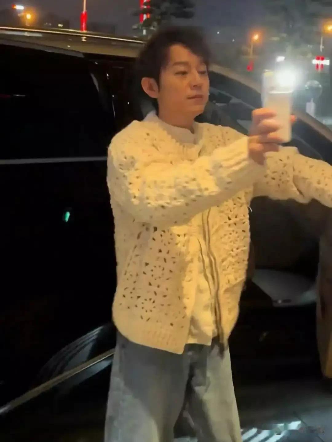 近日，51岁的何炅外出聚餐时被“私生饭”围堵偷拍，这事儿闹得可大了。

画面里，