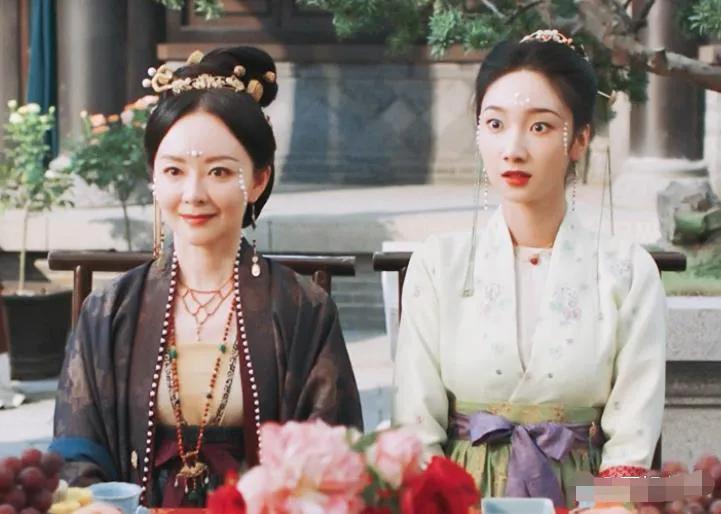 有人吐槽于正新剧《墨雨云间》的妆造，
但凡有点身份的女子，脸上都铺满了珍珠，
老