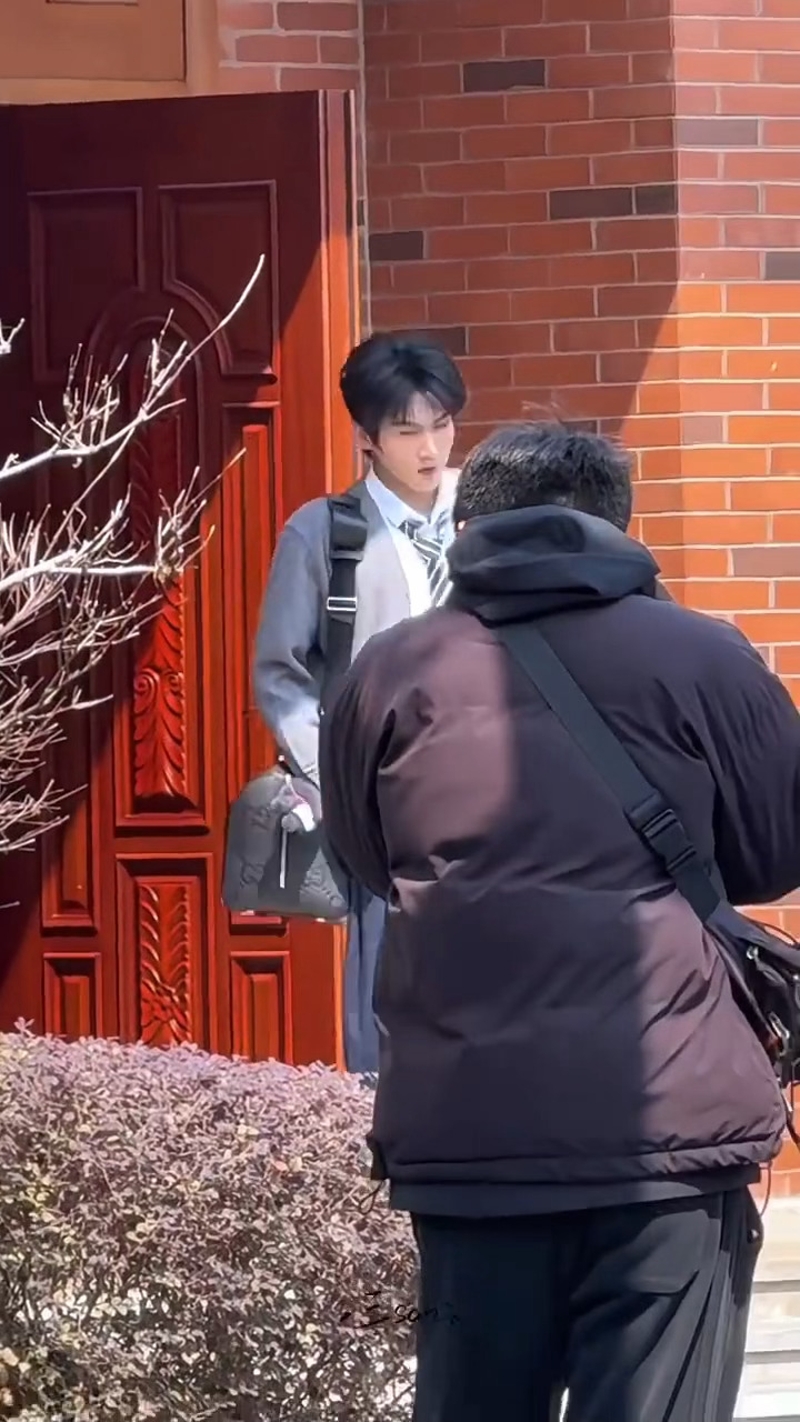 周丹尼尔学长周柯宇风华合伙人学院风造型路透