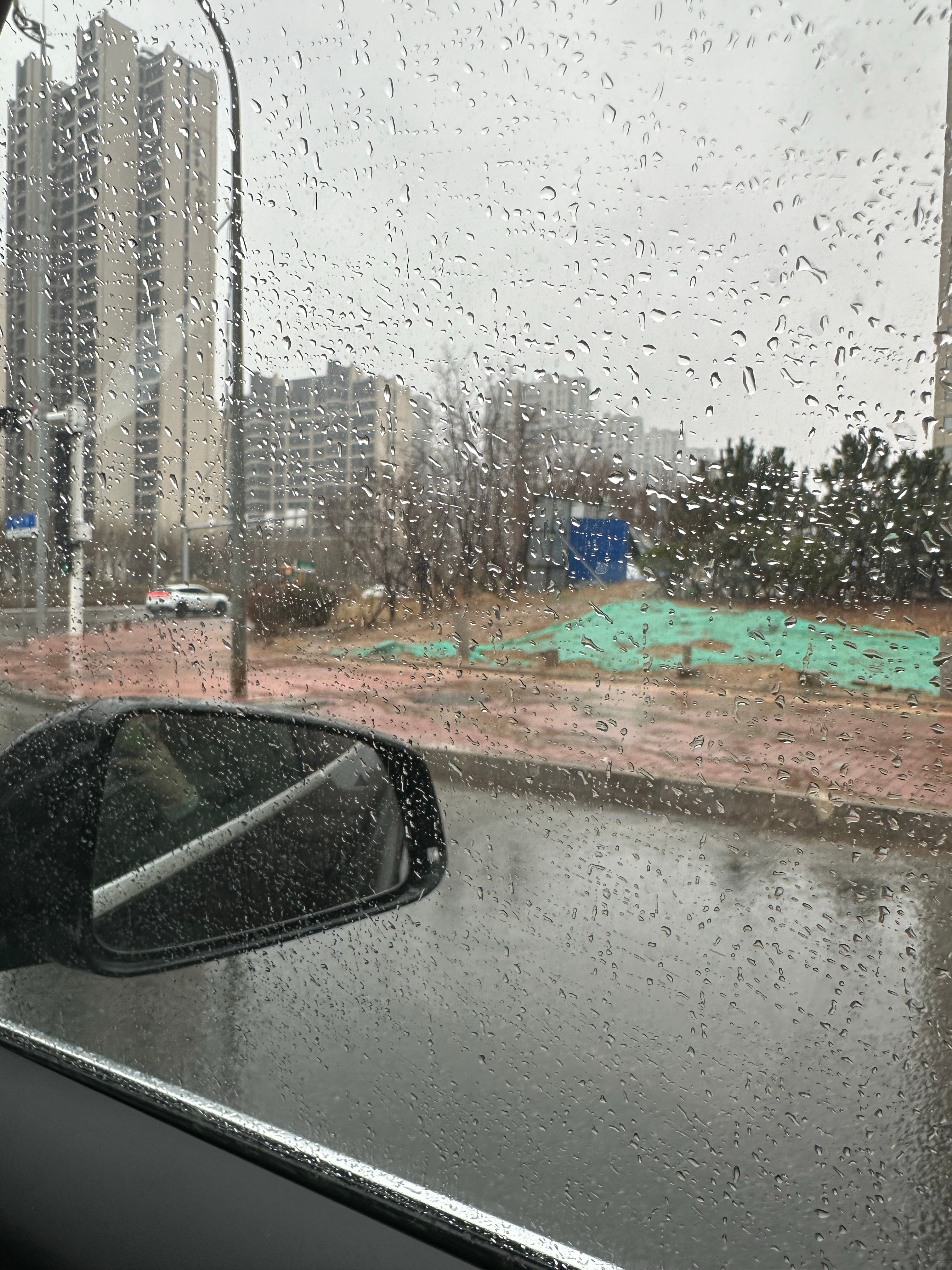 山东天气也太抽象了 今天青岛的雨还挺大的[笑cry]这种天就应该在家懒被窝，可惜