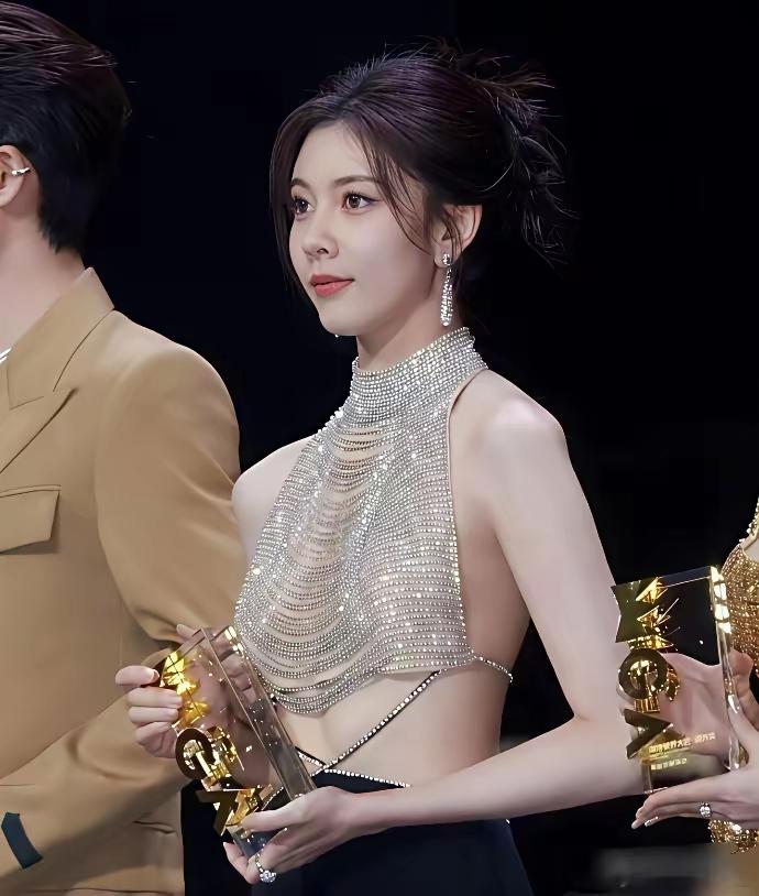 这衣服好轻薄哦