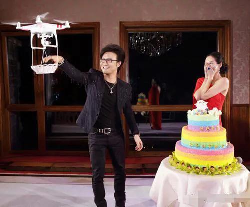 当年汪峰求婚章子怡，场面阵容强大，温馨浪漫，女方也是被感动到落泪，时过境迁，最终