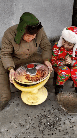 操作逆天了！
还能这样炒瓜子？