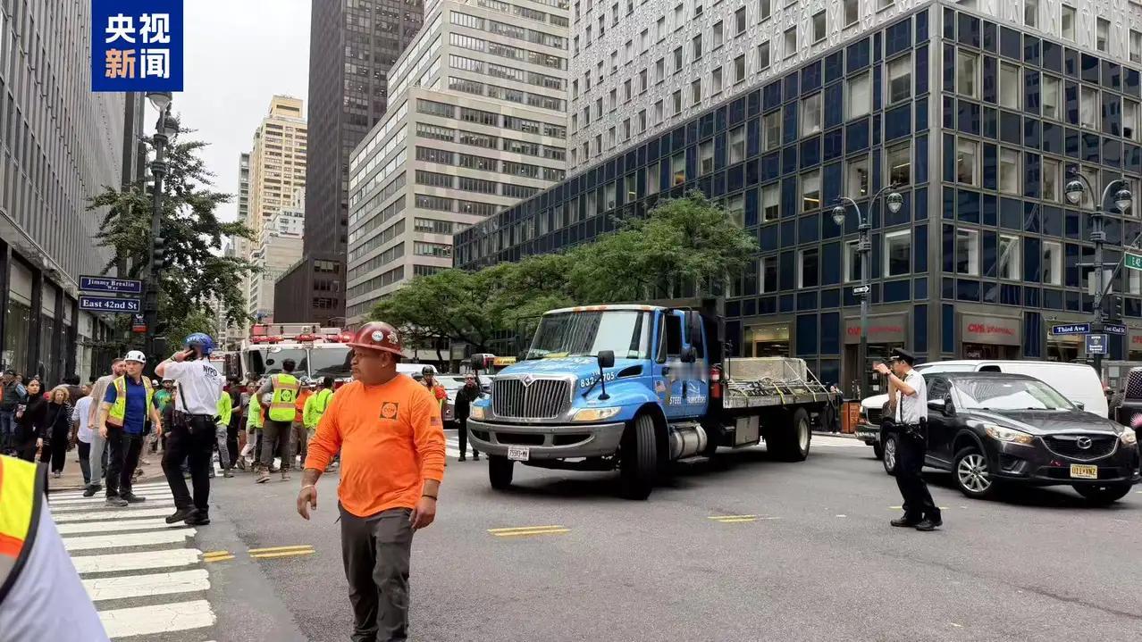 纽约一建筑因倒塌风险疏散人员 纽约又出事儿了！当地时间7月7日，纽约曼哈顿一栋在