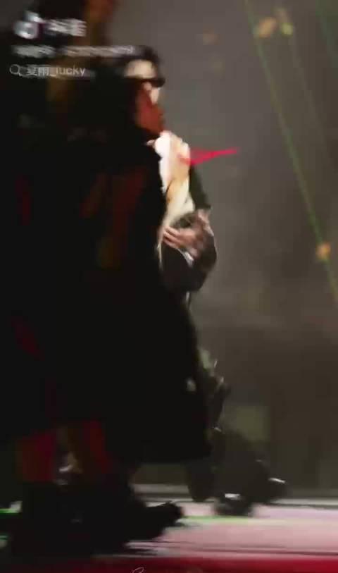 双厨狂喜实锤了！一边心疼卓沅在《舞蹈新风暴》里挥洒汗水，转头就看见李耕耘跑来凑热