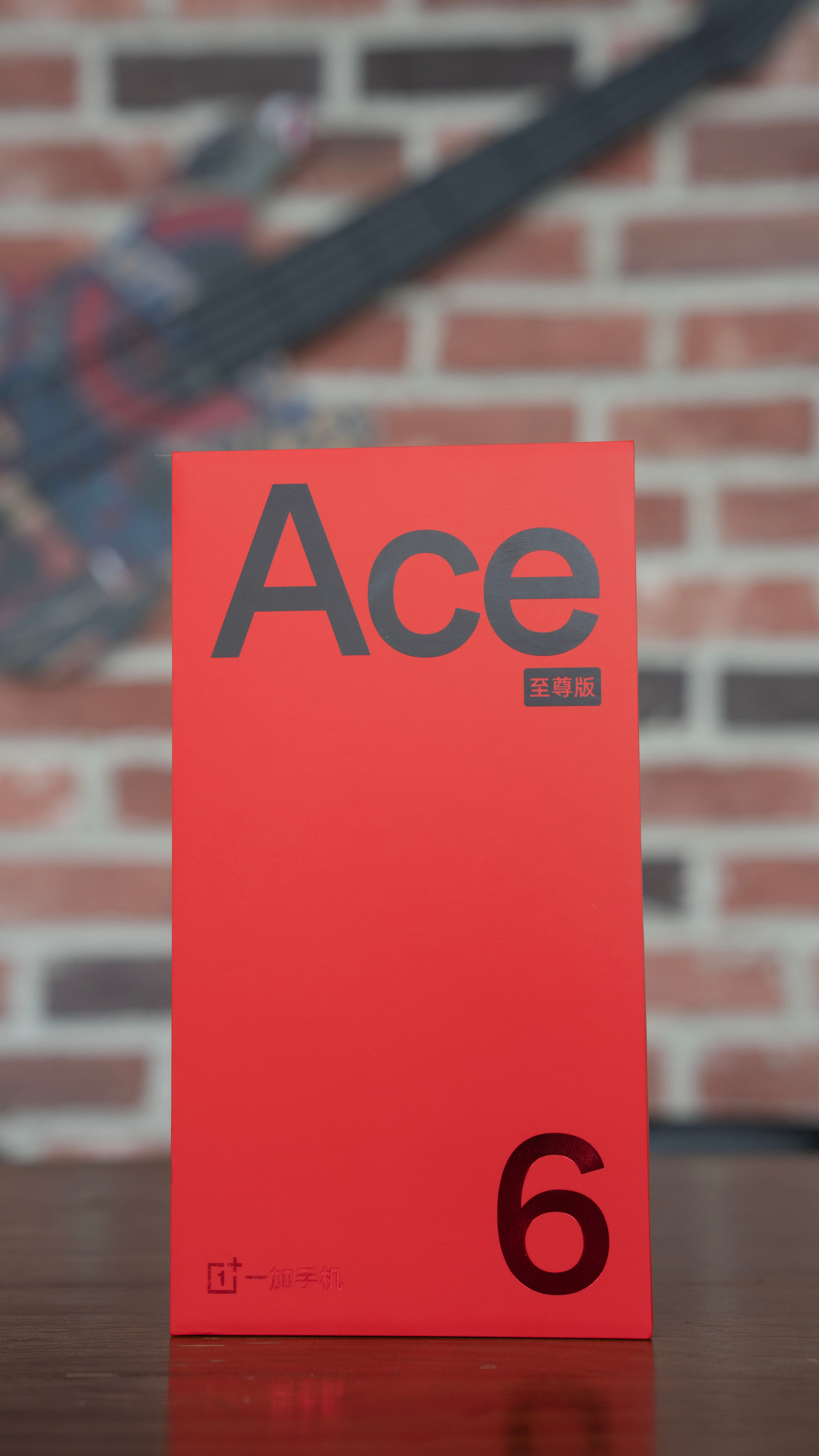 一加Ace6至尊版上手细节图来了，拿到的是「王者觉醒」配色～背部纹理会随着光线的