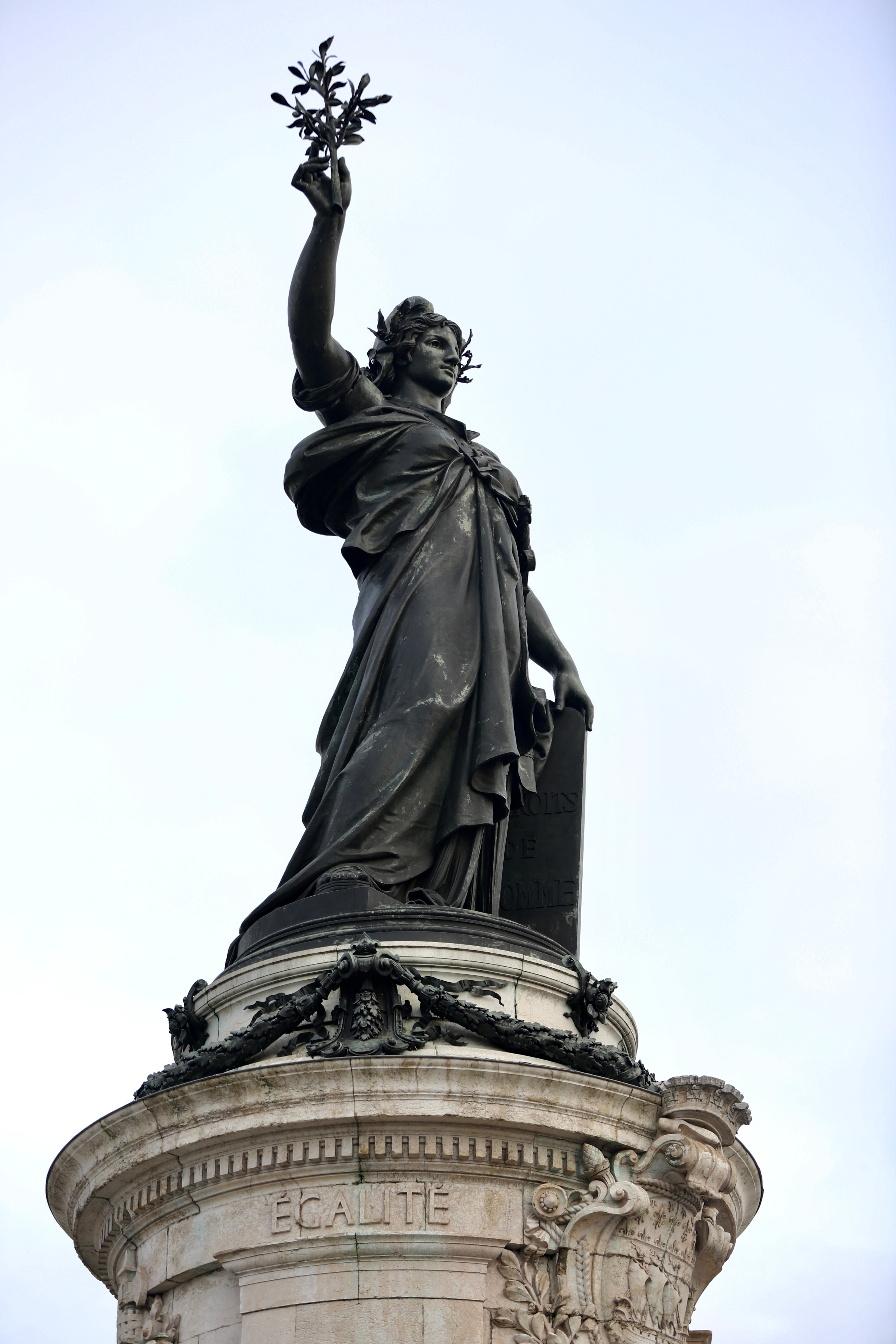 在巴黎可以用一天时间citywork，在共和广场看少年们玩滑板，在巴黎圣母院看哥