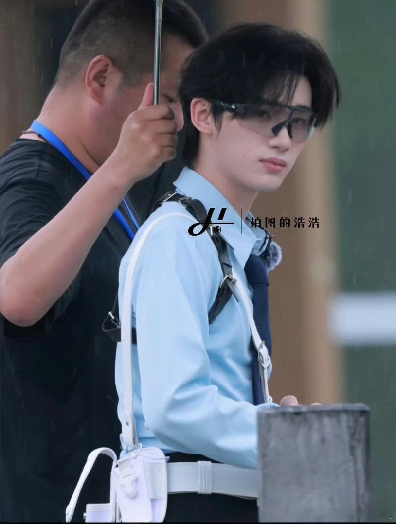 丁程鑫丁sir帅成这样丁程鑫制服帅成这样期待已久的丁程鑫制服造型将在下期上线，干
