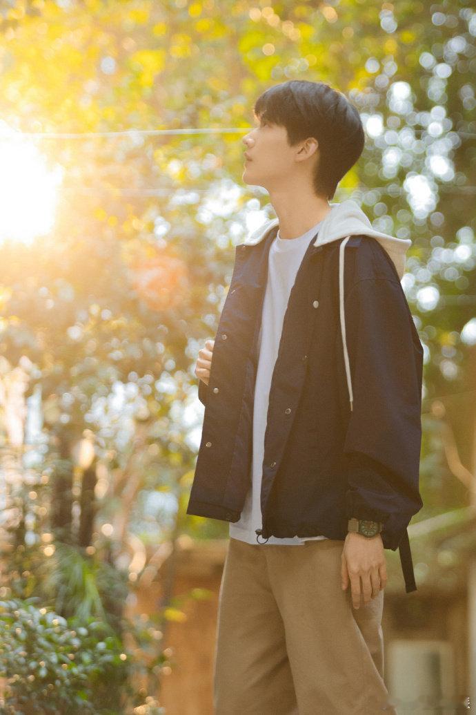 周柯宇新剧演学霸男高  在《树下有片红房子》中，周柯宇的学霸形象，不仅让人惊艳，