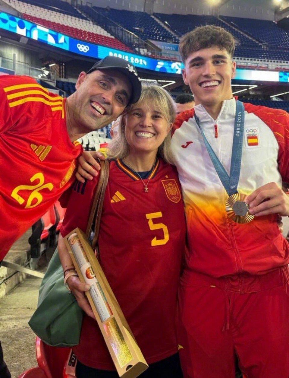 库巴西[打call]是让家人骄傲的小伙#西班牙获得奥运男足冠军##巴萨# ​​​