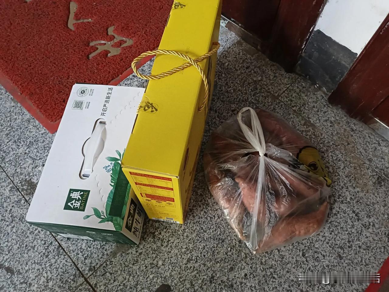 小姑子给公婆买的东西，现在到了我的手里，小姑子知道了不知道是啥反应？这能怨我吗？