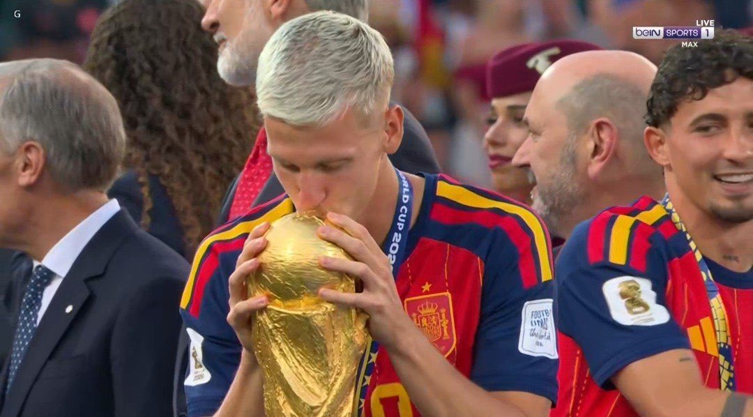 奥尔莫亲吻大力神杯🏆🏆🏆🏆🏆🏆🏆🏆🏆🏆🏆世界杯西班牙1比0