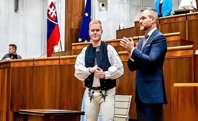 斯洛伐克，一个你可能在地图上都要找半天的欧洲国家，突然站出来，指着日本的鼻子开骂