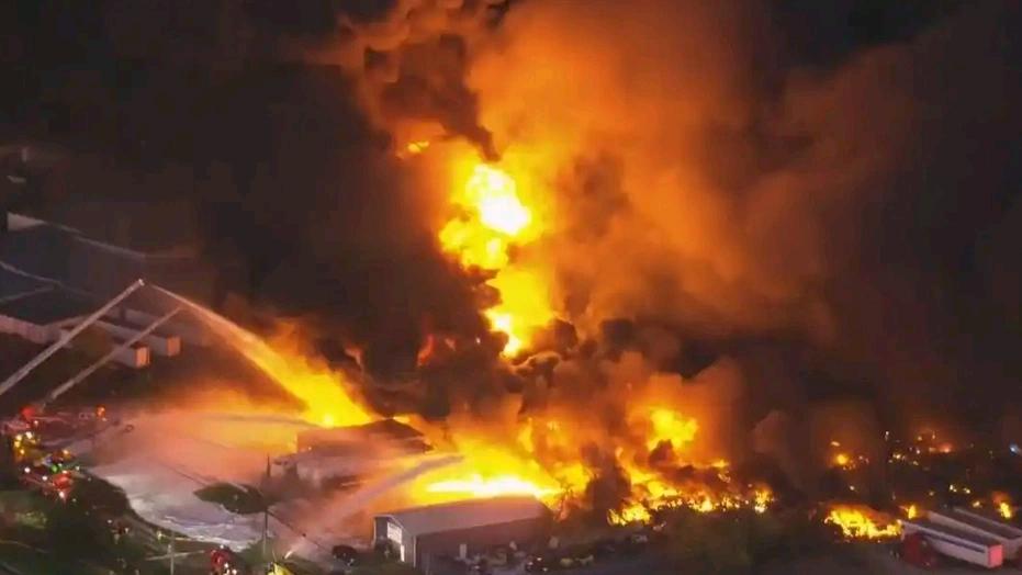 一声巨响！美国UPS货机刚起飞砸向地面，现场炸成火海！

当地时间4日下午，肯塔