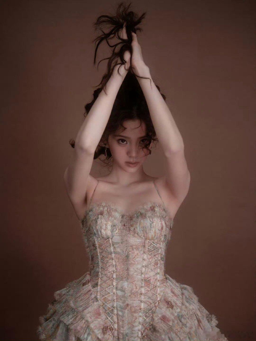 欧阳娜娜完全公主来的半扎公主头配贵气大衣，甜笑挥手的瞬间直接戳中！娜娜这波是自带