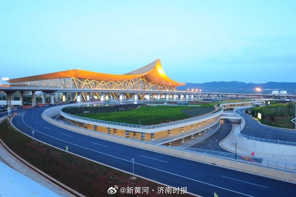 【#昆明边检回应旅客被索要买烟钱# 】10月6日，有网友在社交平台发文称，自己因