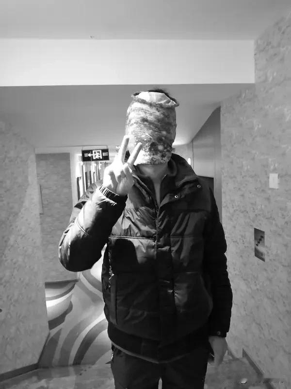 为了偷铁皮
61岁老太竟杀死邻居小孩
2025年5月，云南腾冲的老太杨某
因之前