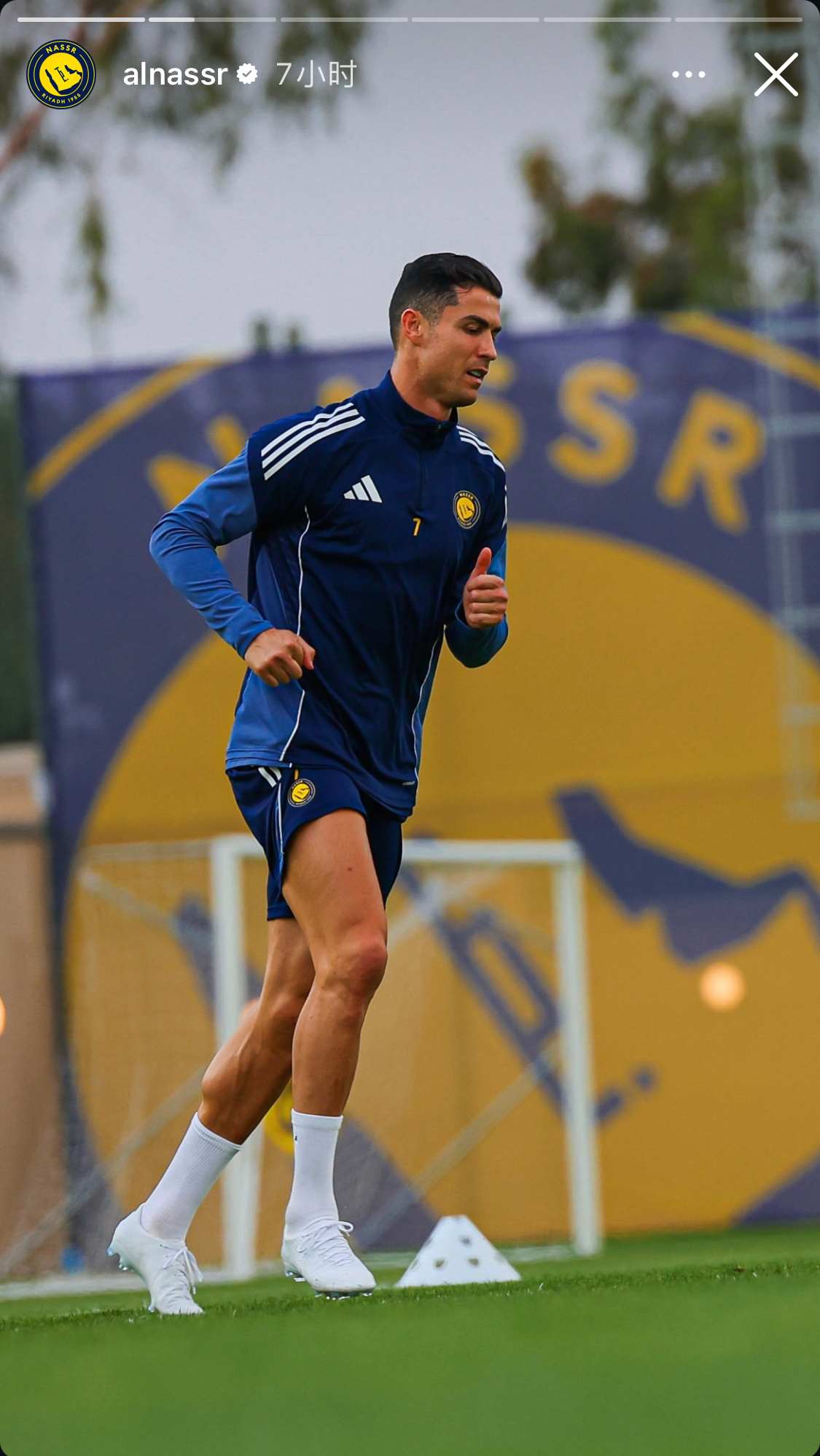 胜利发了好几张罗X小白鞋