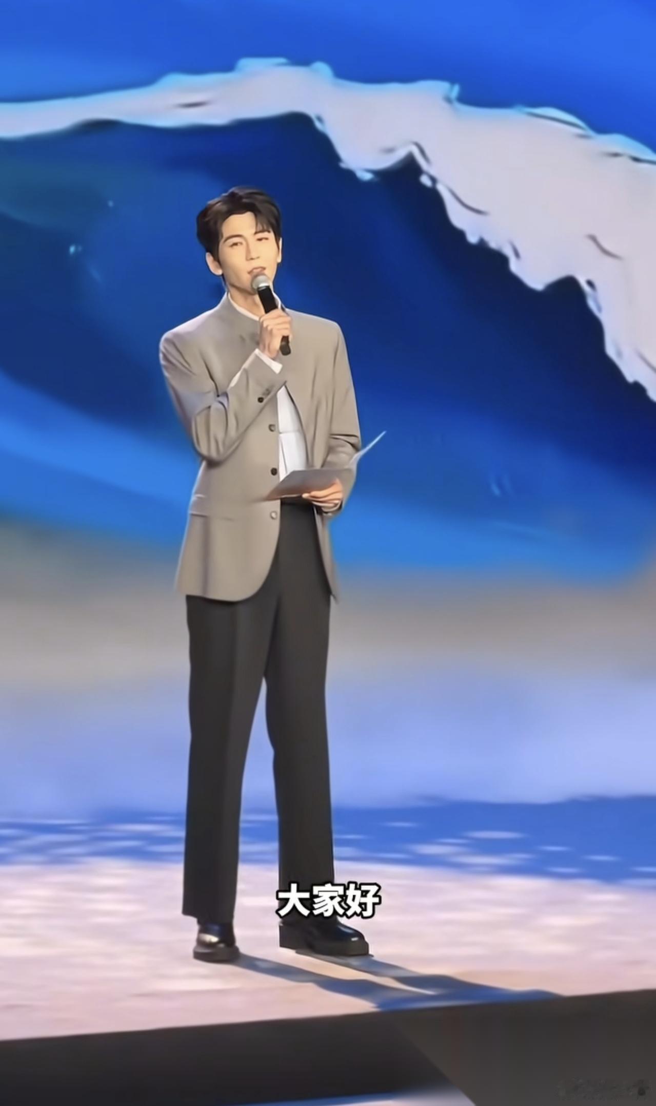 张凌赫这样的，感觉做什么事儿都能够成功。 看了海峡论坛他的演讲，感觉他要是从政，