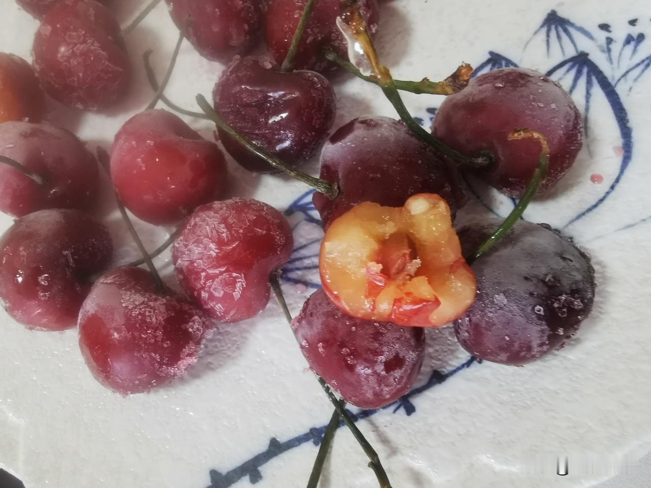 冻樱桃人间美味！

万物皆可冻~

今年樱桃下来口感最好时刻，我冰十二斤大樱桃，