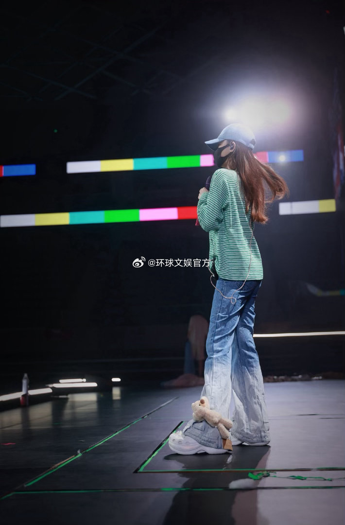 黄霄雲演唱会神级转场黄霄雲唱完人鱼真变美人鱼了黄霄雲演唱会这个转场堪称神来之笔！