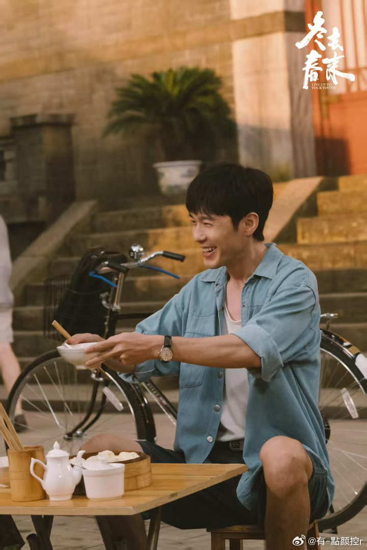 白宇搬起打狗棍砸自己的脸 师傅说徐胜利嘴甜，徐胜利以为这是夸他。拜师的时候嘴甜不