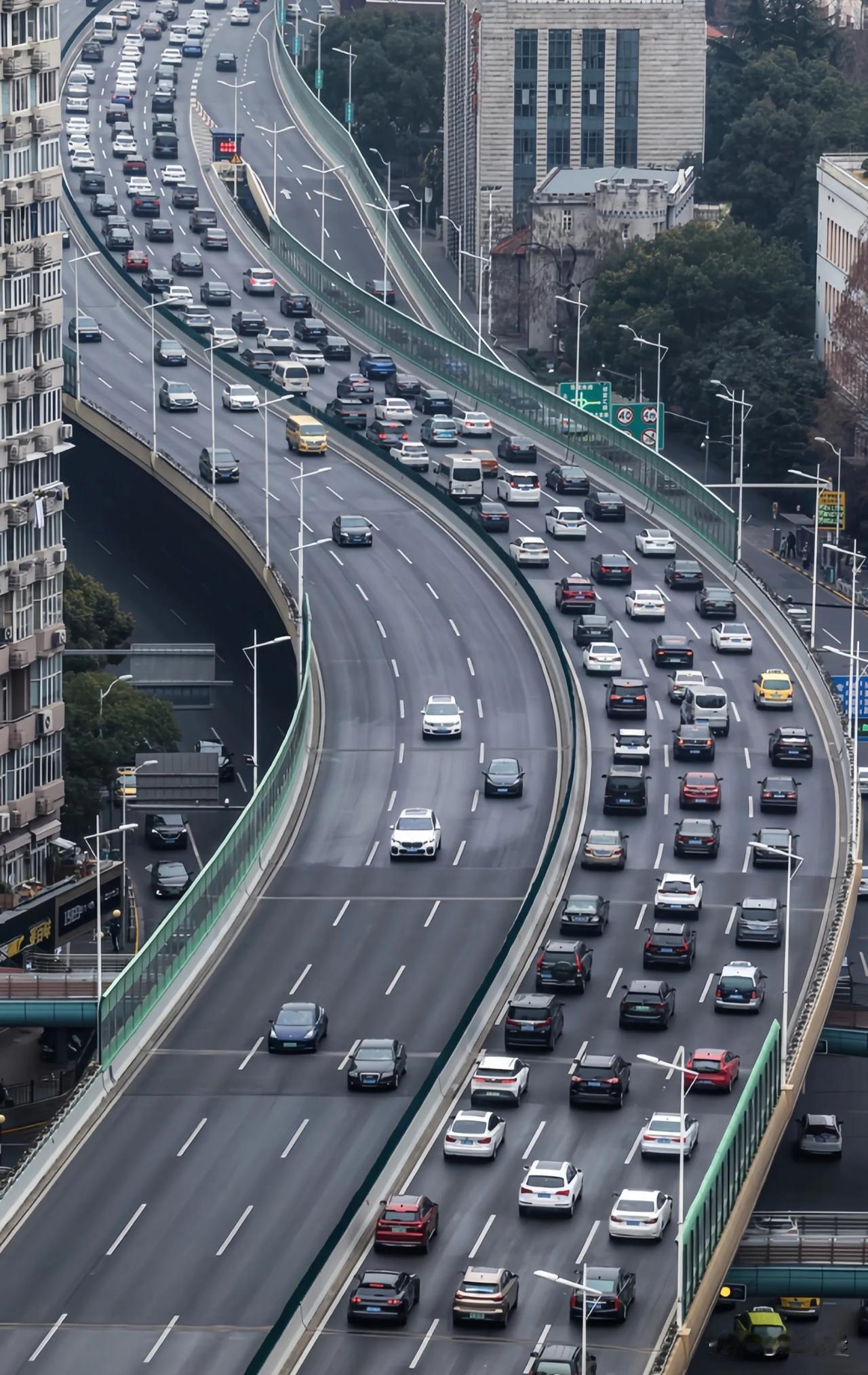 2023年消费大降级，为什么国内汽车消费市场一片大好？

有人说闷声发大财、有钱