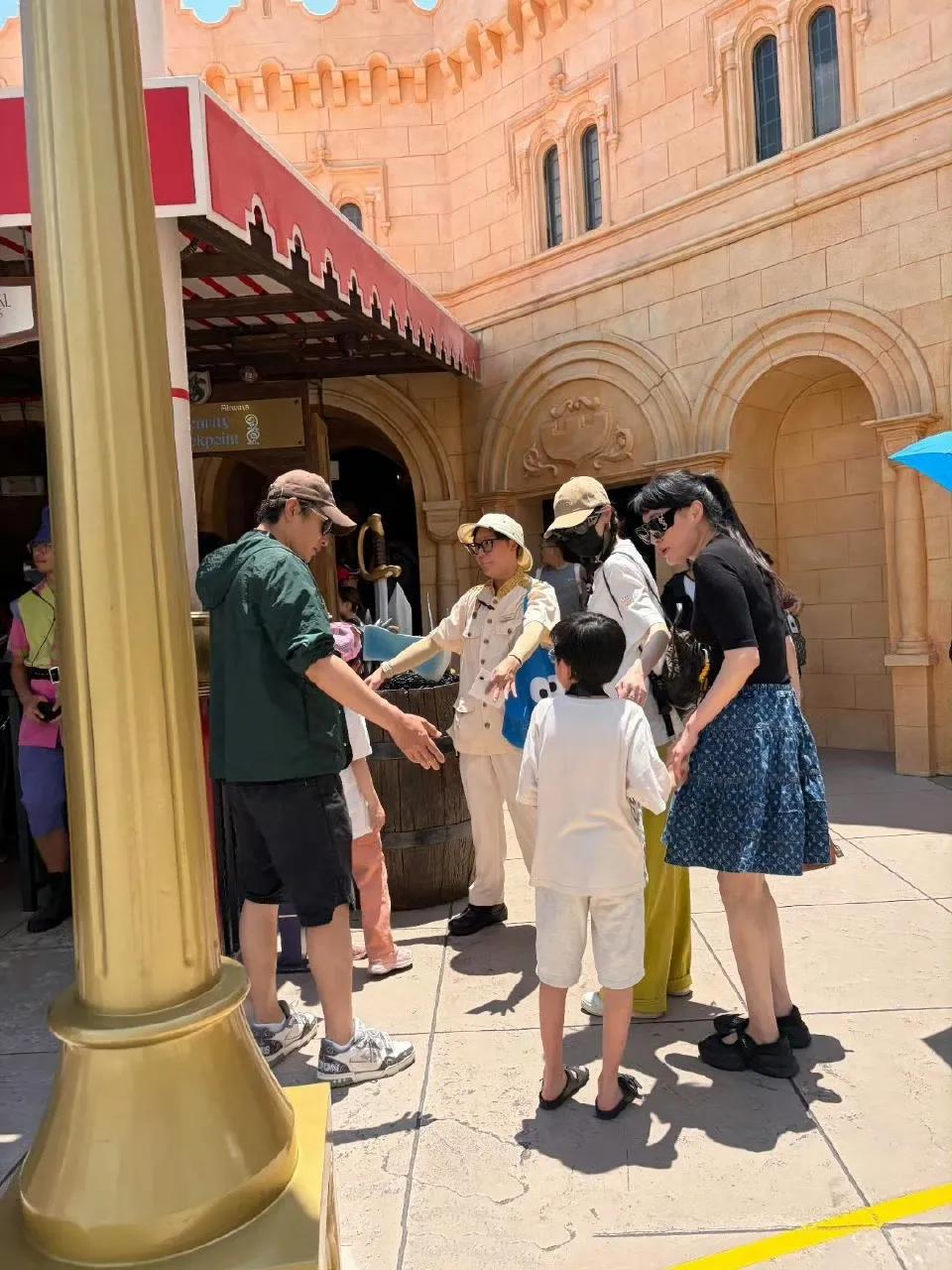 唐嫣罗晋一家三口游新加坡，6岁女儿身高惊人，甜蜜暴击！
4月5日，有网友在新加坡